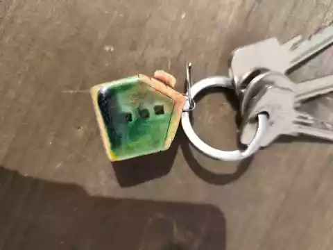 domek ceramiczny brelok do kluczy, lub zawieszka