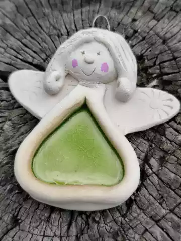 aniołek ceramiczny w kolorowej sukience