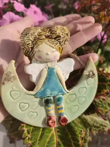 Anioł ceramiczny na szmaragdowym księżycu