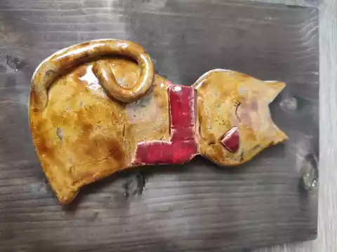 kot ceramiczny na postarzanej desce
