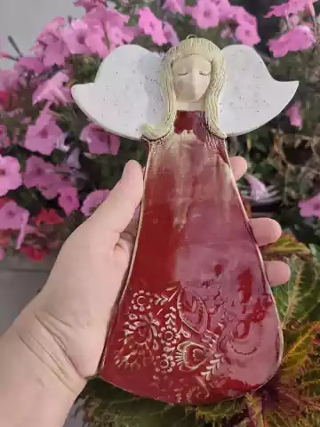 Anioł ceramiczny w czerwonej sukience
