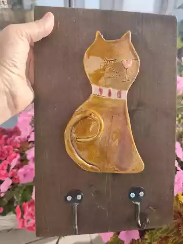 Wieszak z ceramicznym kotem