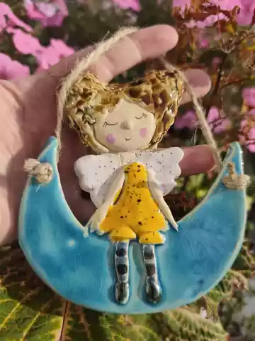 Aniołek ceramiczny na księżycu 2