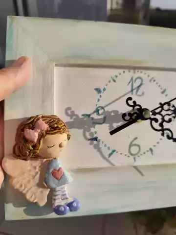 Zegar w drewnianej ramie z ceramicznym aniołem