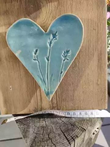 serce ceramiczne na starej desce