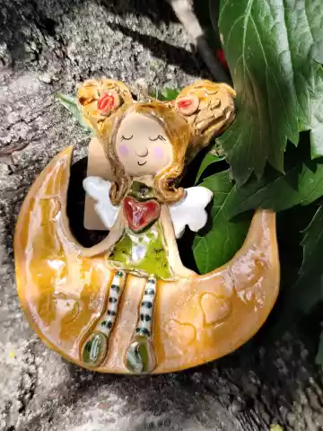 aniołek ceramiczny na księżycu