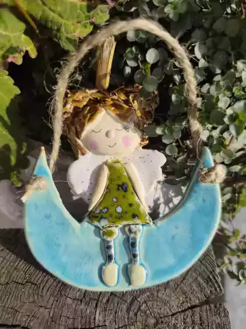 Aniołek ceramiczny na błękitnym księżycu