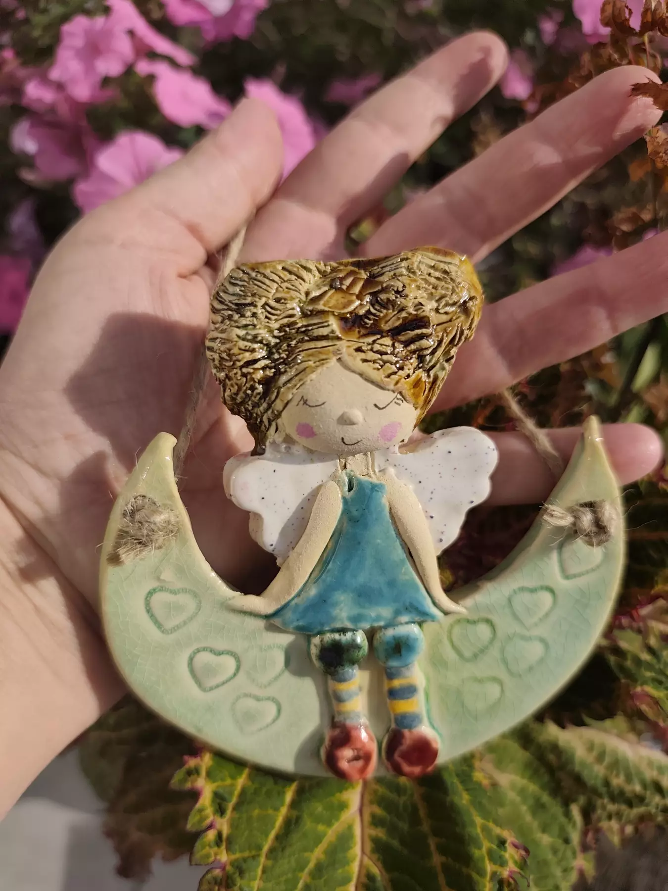 Anioł ceramiczny na szmaragdowym księżycu