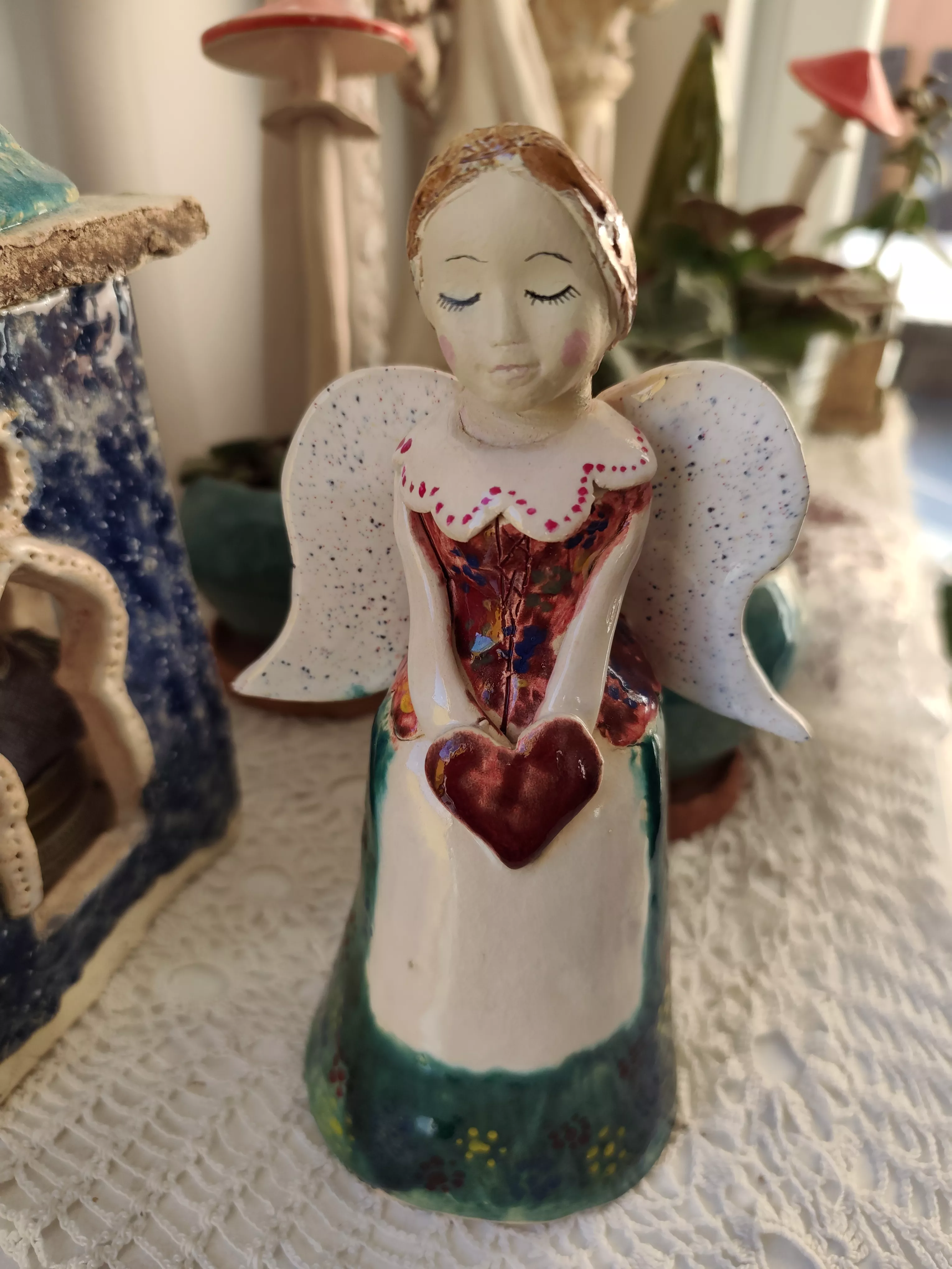 anioł ceramiczny w ludowym stroju