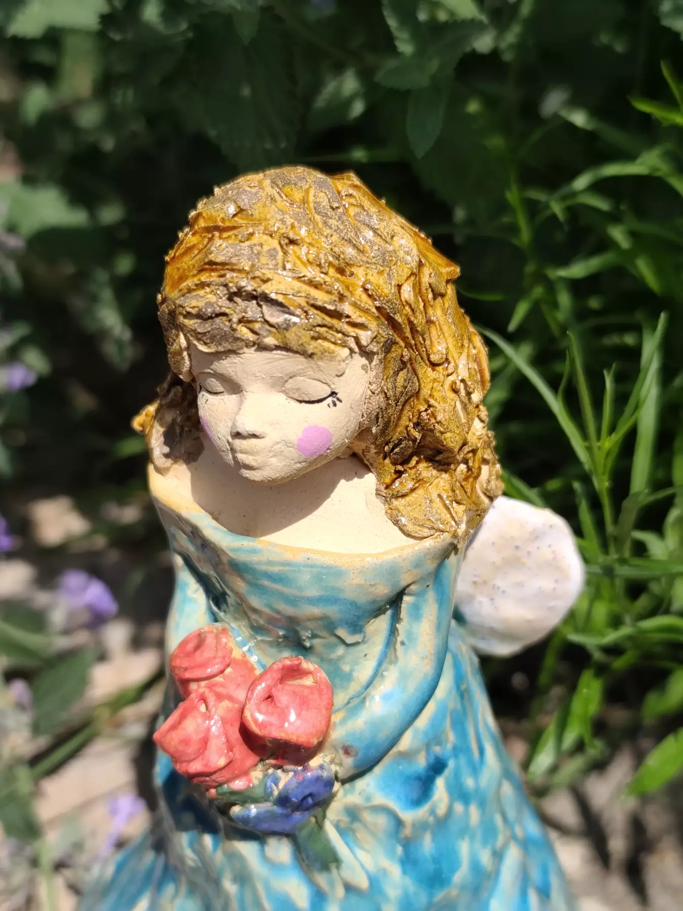 anioł ceramiczny z różami