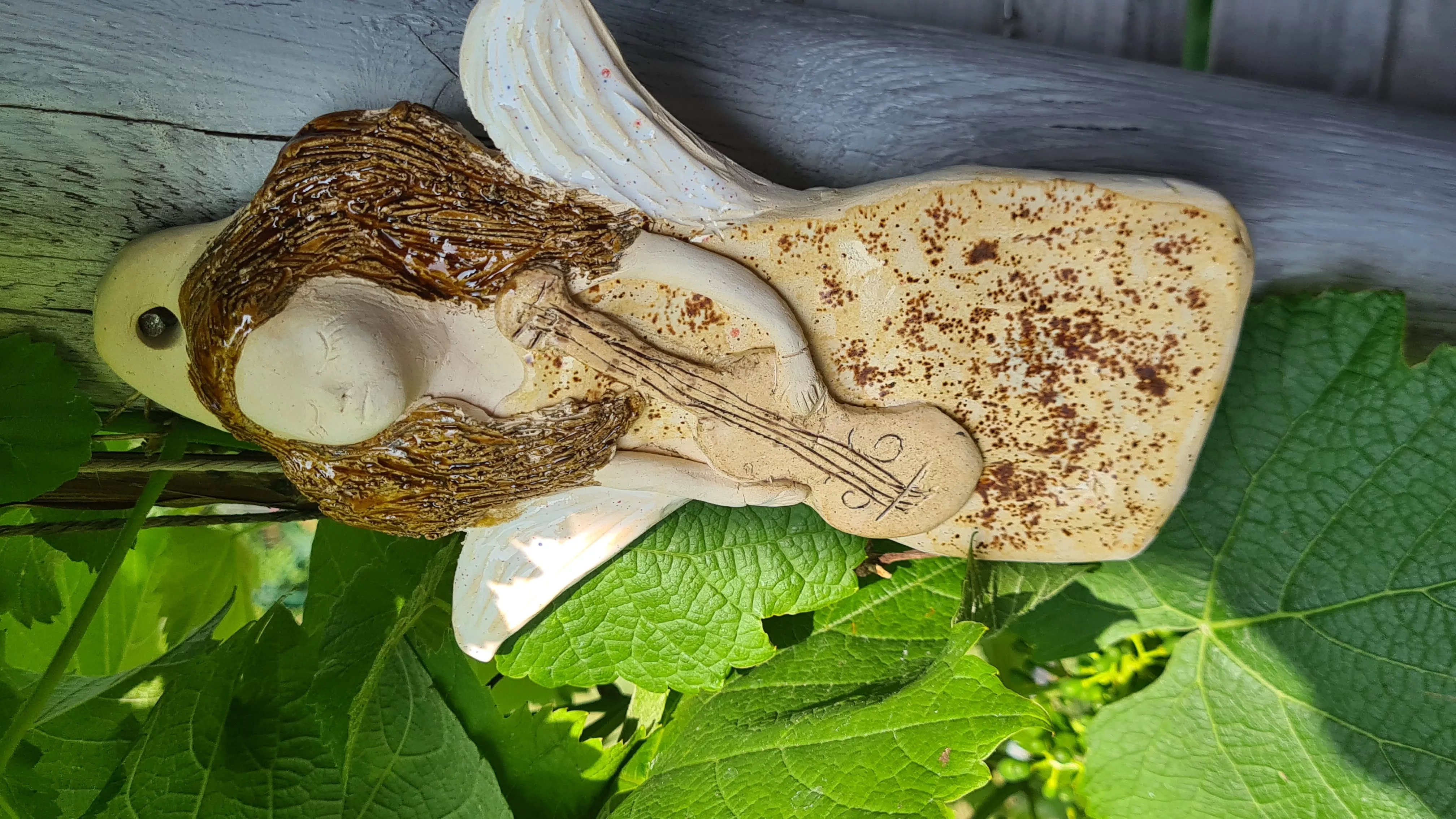 Anioł ceramiczny ze skrzypcami