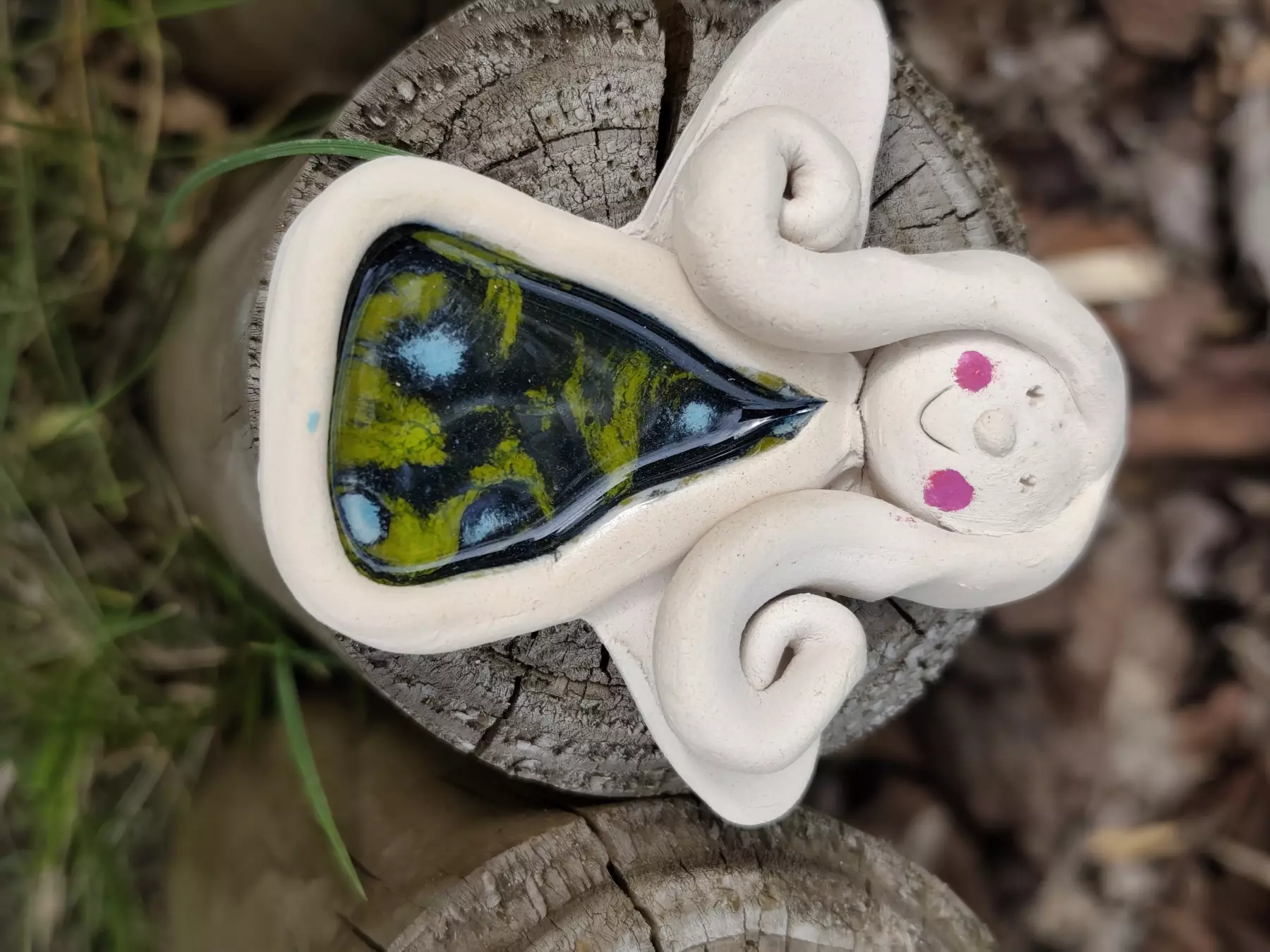 aniołek ceramiczny w kolorowej sukience