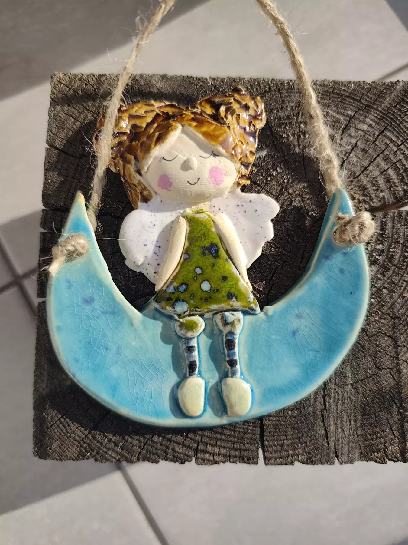 Aniołek ceramiczny na błękitnym księżycu