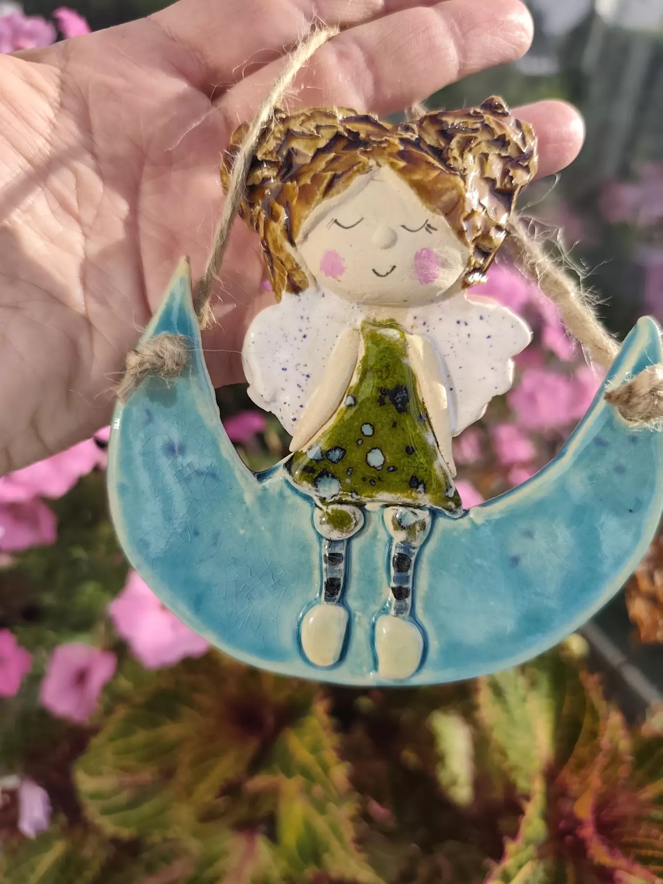 Aniołek ceramiczny na błękitnym księżycu