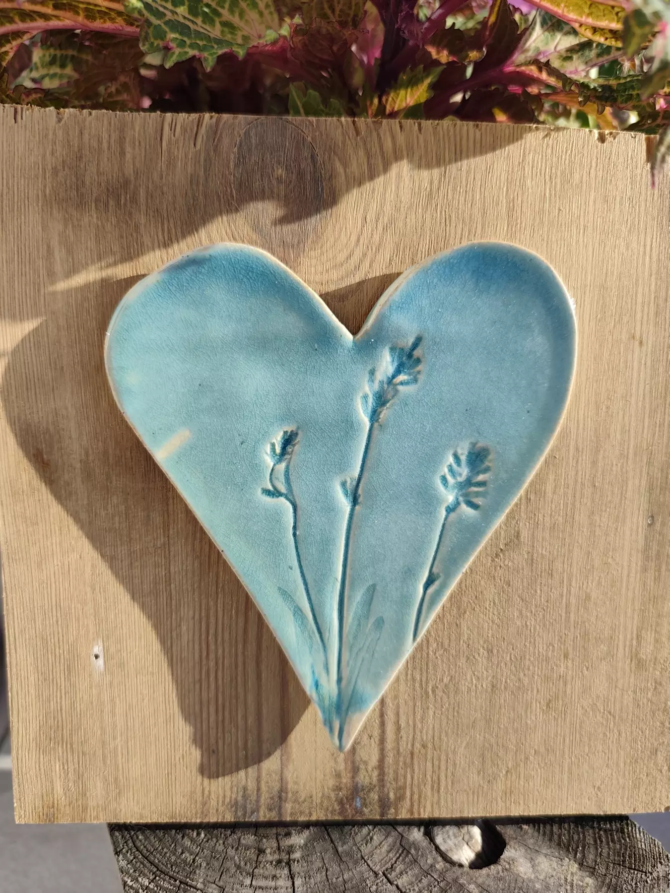 Serce ceramiczne na starej desce